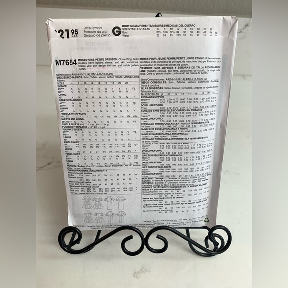 3/$30 ✨ McCall Patterns Miss Petite Dresses - Picture 2 of 7